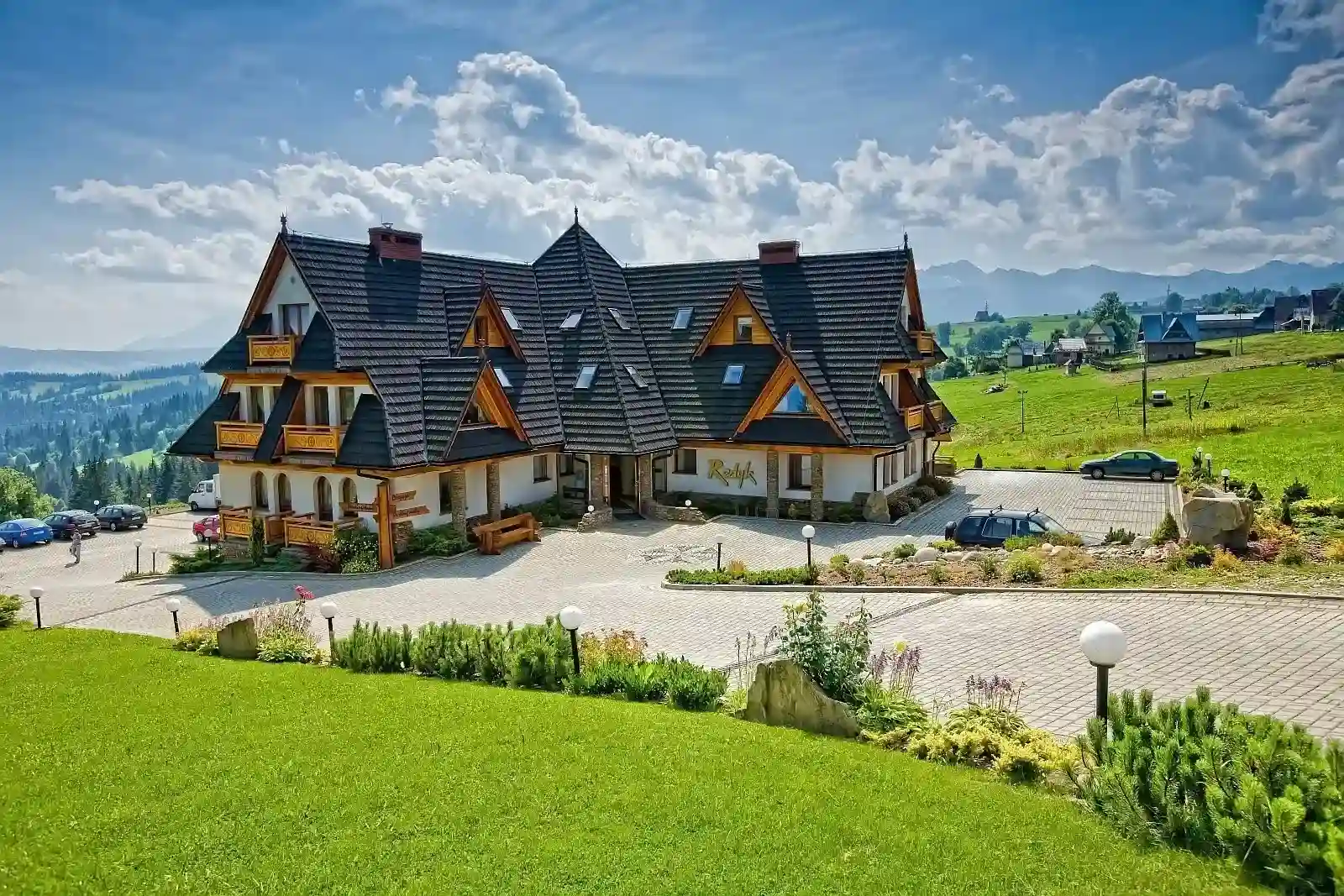 Hotel Redyk im Winter mit Blick auf die Tatra